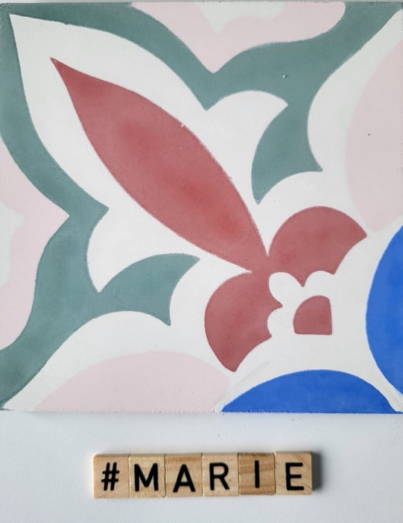 Motif Marie : carreau de ciment de la galerie de l'atelier